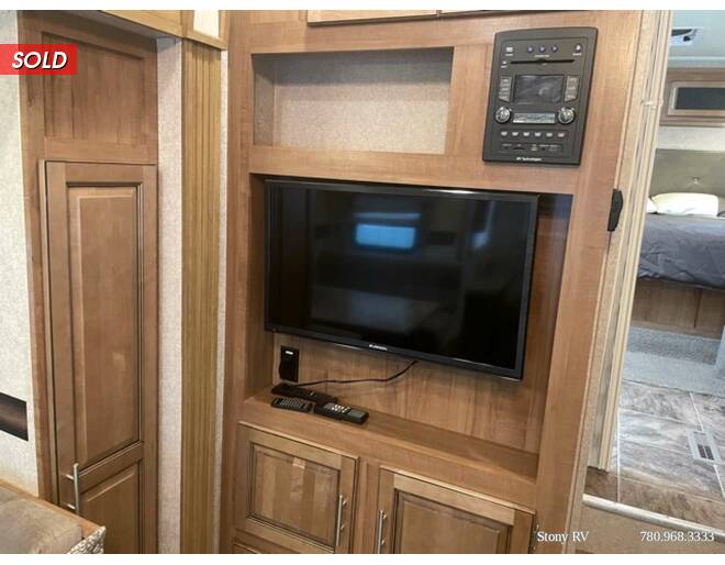 2016 Rockwood Ultra Lite 2440WS Fifth Wheel at Stony RV Sales, Service and Consignment STOCK# 783 Photo 12
