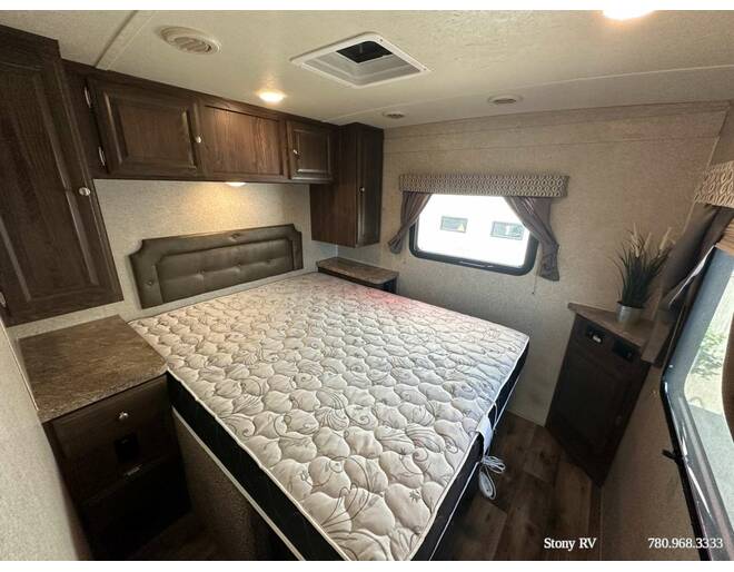 2017 Flagstaff Micro Lite 25FKS Travel Trailer at Stony RV Sales and Service STOCK# 990 Photo 12
