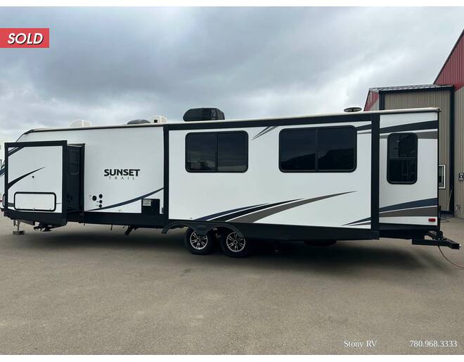 2018 CrossRoads RV Sunset Trail Grand Reserve 33SI Travel Trailer at Stony RV Sales and Service STOCK# C119 Photo 3