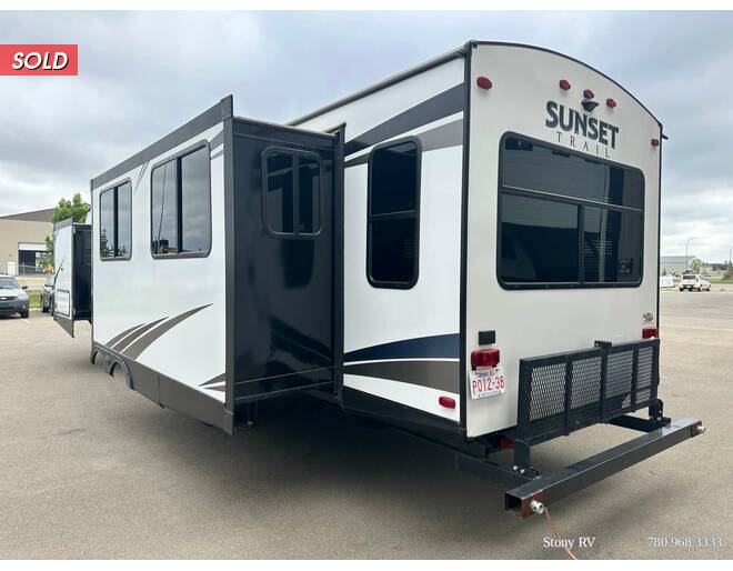 2018 CrossRoads RV Sunset Trail Grand Reserve 33SI Travel Trailer at Stony RV Sales, Service and Consignment STOCK# C119 Photo 4