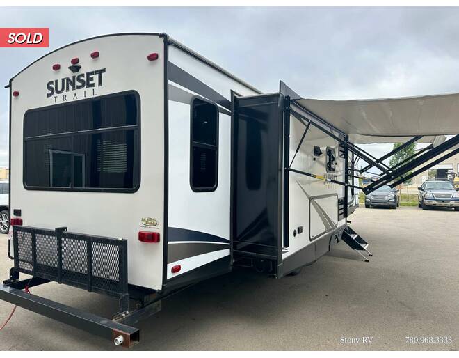 2018 CrossRoads RV Sunset Trail Grand Reserve 33SI Travel Trailer at Stony RV Sales and Service STOCK# C119 Photo 5